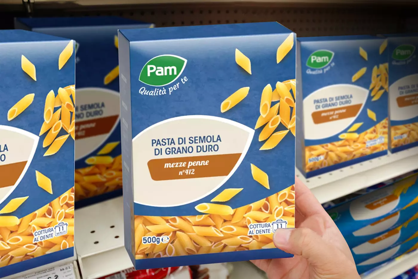 Visualizzazione dello scaffale del supermercato pieno di confezioni di pasta PAM